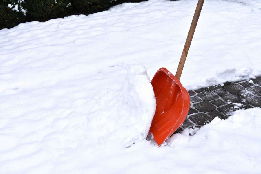 Bei Schnee und Eis sollten Firmeninhaber einiges beachten, um ihre Verkehrssicherungspflicht zu erfüllen und sich gut gegen mögliche Unfallfolgen absichern…(Symbolbild: Pixabay)
