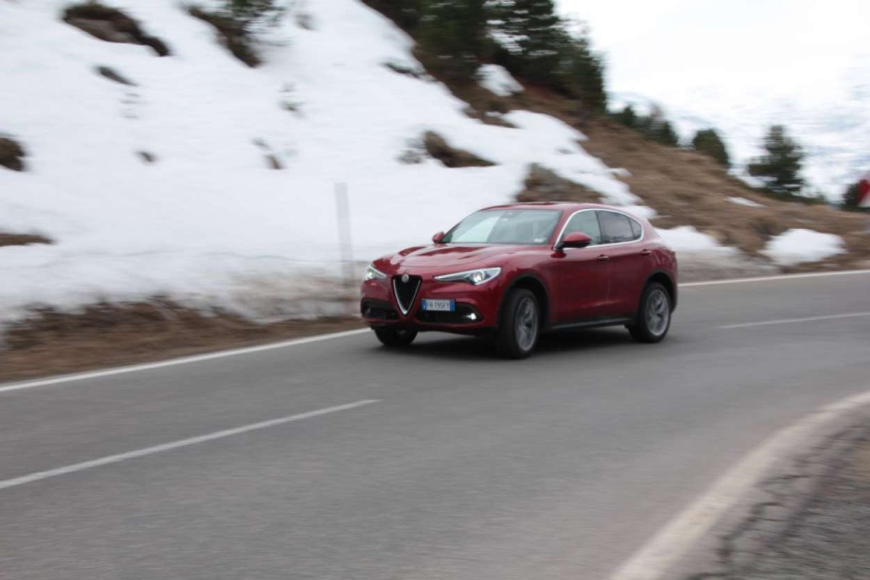 Start im Morgennebel: Für Alfa Romeo ist das erste SUV, der Stelvio, von entscheidender Bedeutung.